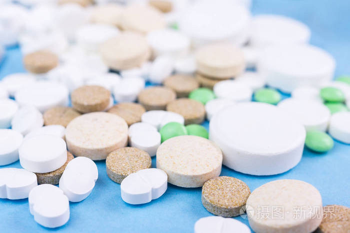 藍色背景下的醫藥劑型藝術 藥丸、片劑、膠囊與栓劑的商業影像呈現